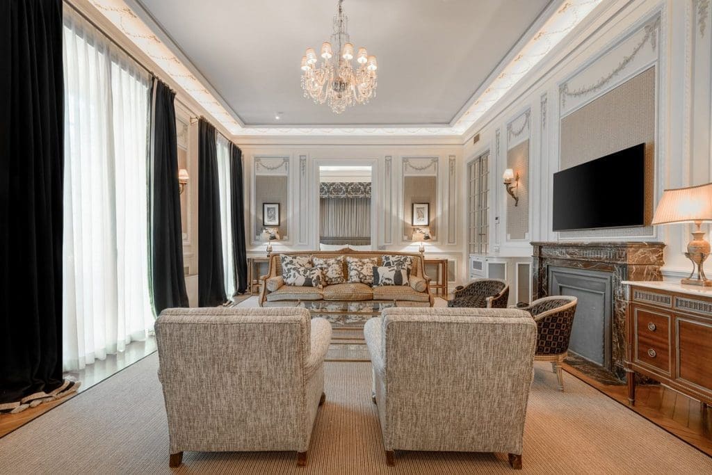 Suite de hotel cinco estrellas con decoración clásica y elegancia en Madrid