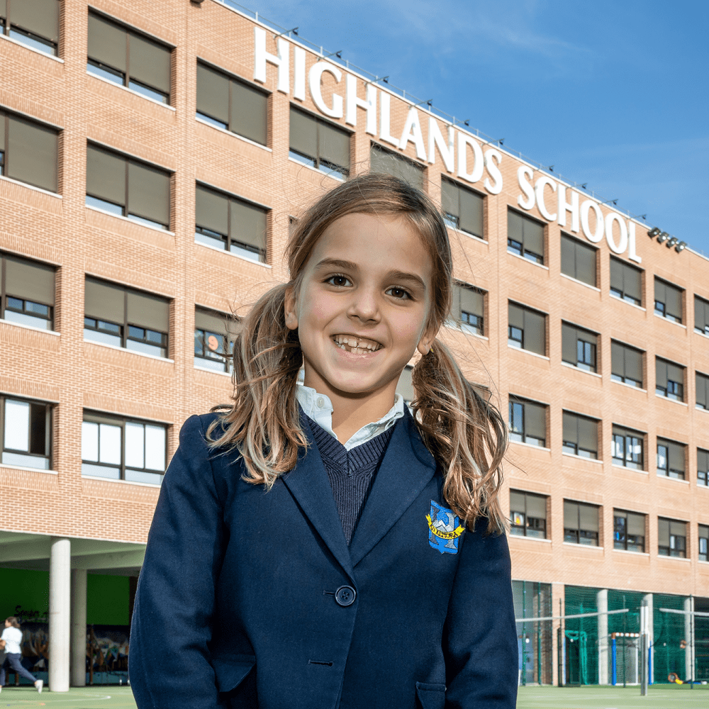 Alumna de Highlands School El Encinar frente al edificio del colegio en La Moraleja