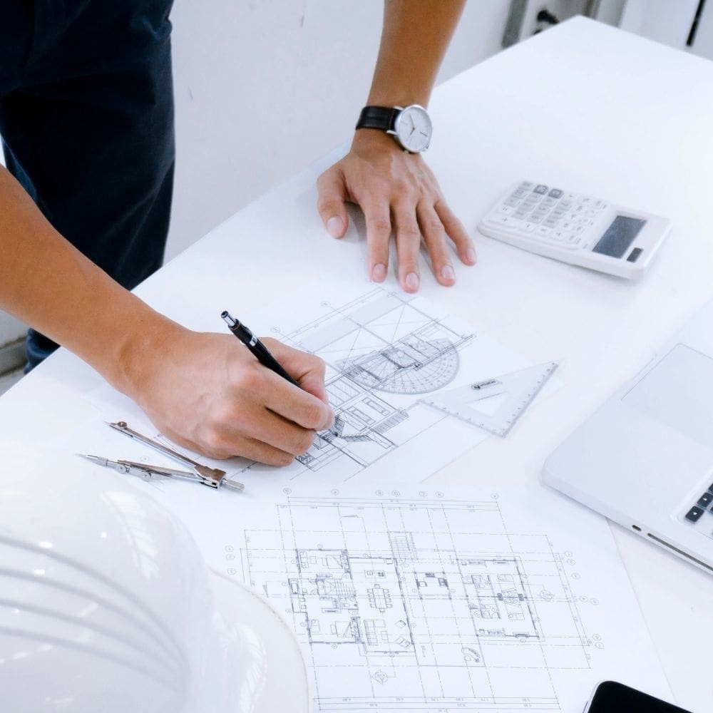 Empresa de construcción en La Moraleja diseñando a medida una vivienda de lujo con máxima calidad.